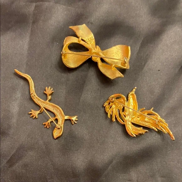 Elegant Brooch Set with Gold, Green, and Crystal Accents - Picture 2 of 8